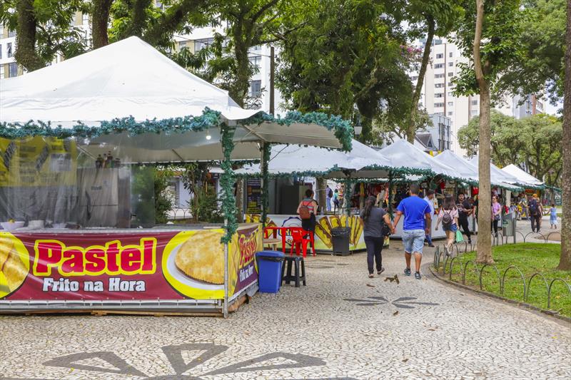 Feira do Natal de Curitiba da Praça Santos Andrade é opção para compras e alimentação no Centro