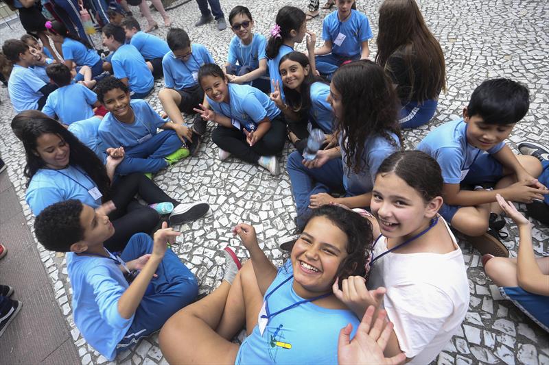 Estudantes da rede municipal de Curitiba conhecem a roda-gigante do Natal de Curitiba