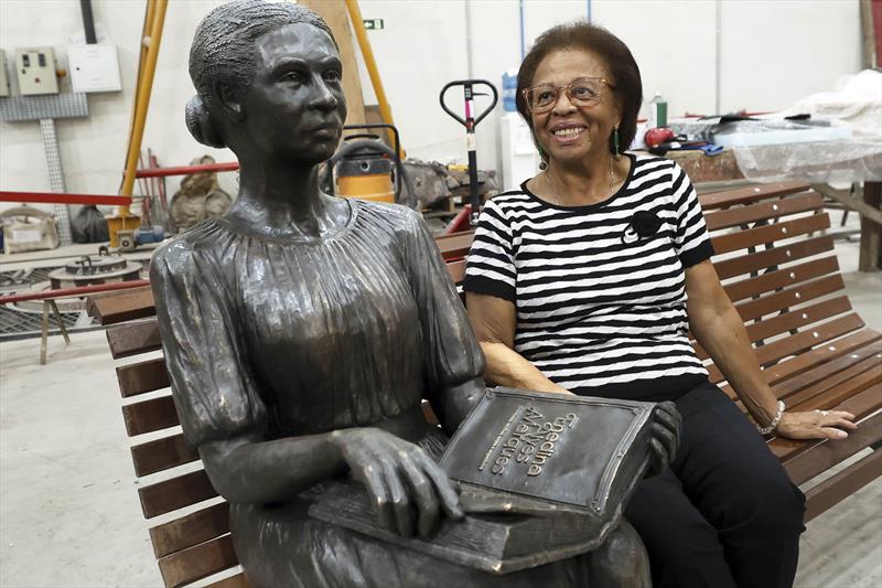 Familiares de Enedina Alves visitam a escultura da primeira engenheira negra do Brasil