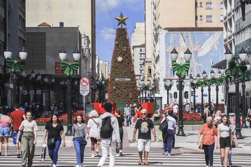 Natal de Curitiba na Rua XV já reflete no comércio, que registra aumento de até 70% nas vendas