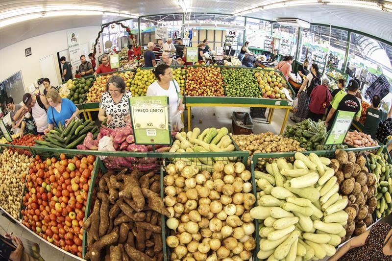 Sacolão da Família vende produtos a preço único de R$ 3,99 o quilo