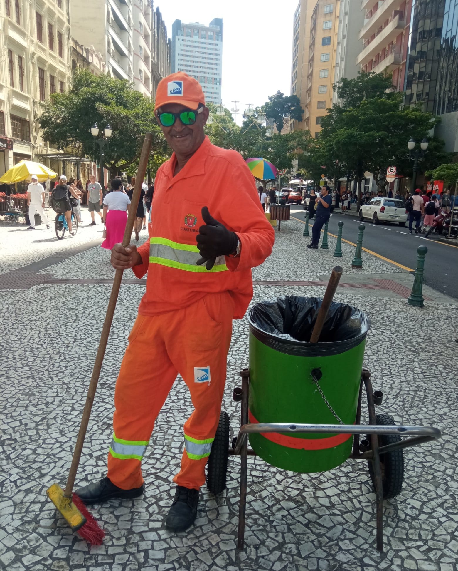 Conheça o Gari Responsável por Deixar o Centro limpo