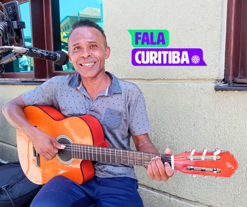 Músico de rua Rebaje Brasil cativa Curitibanos ao cantar e tocar músicas que marcaram época