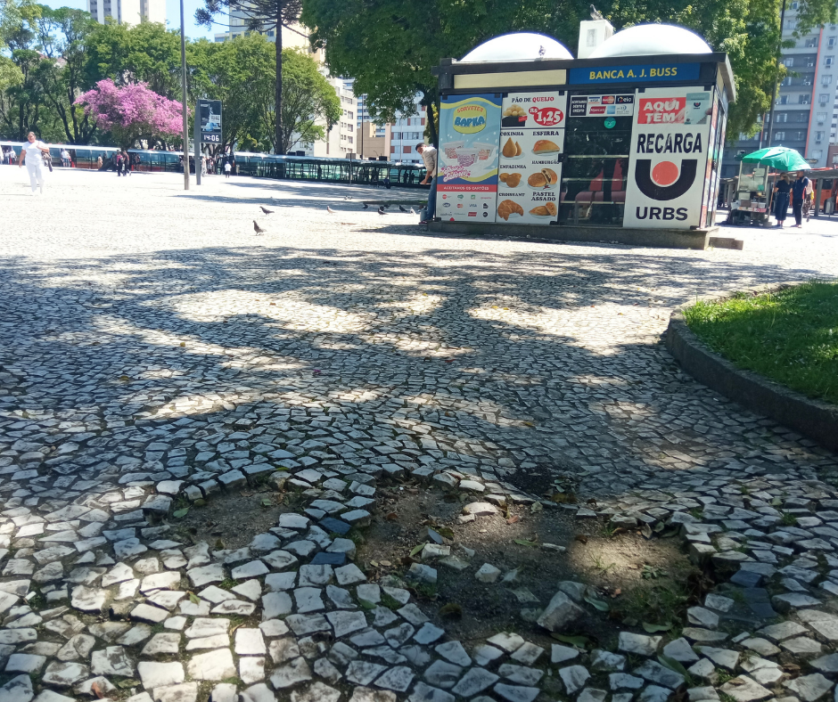 Pedestres pedem melhorias nas calçadas da Praça Rui Barbosa